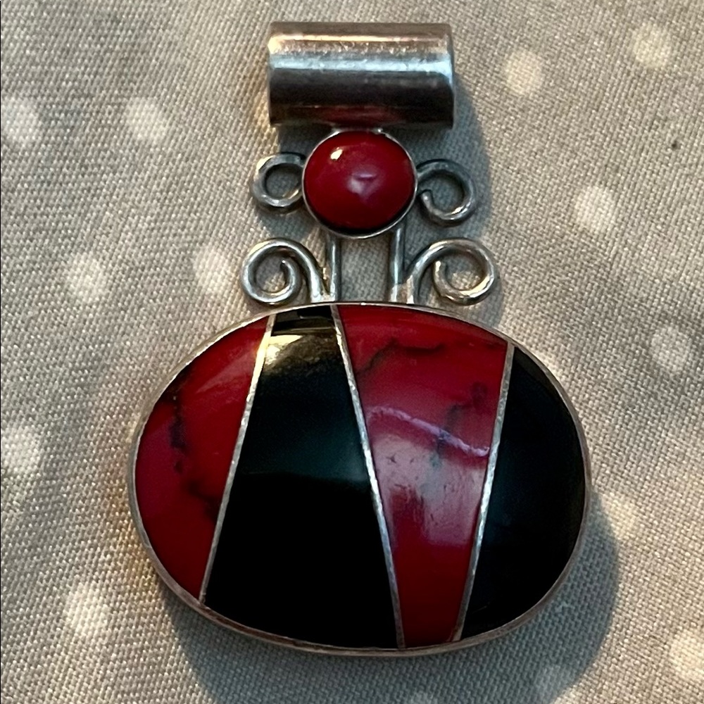 Beautiful Native American made hallmarked inlaid pendant. Onyx and coral